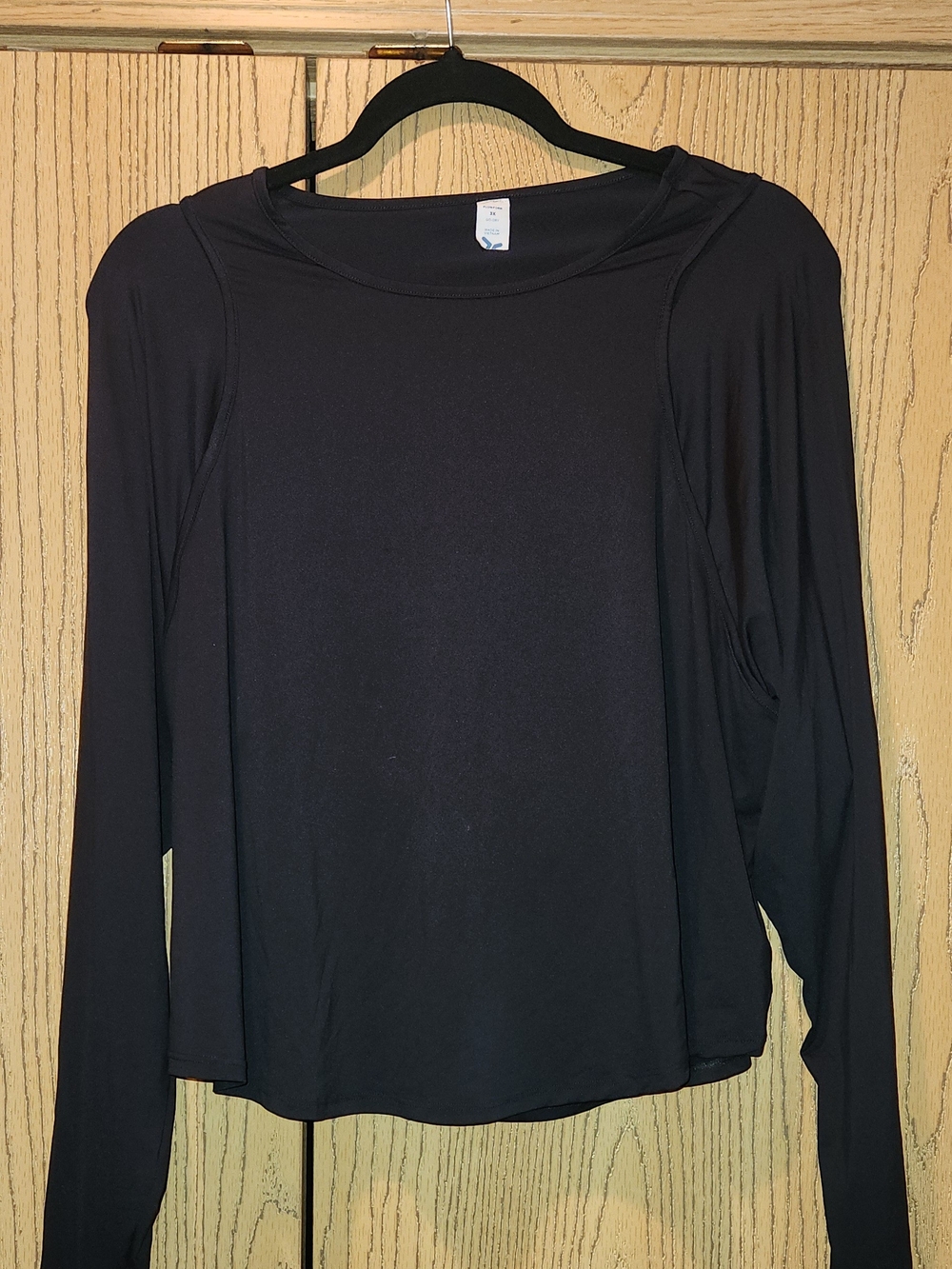 Old Navy Black Long-Sleeve Cropped Athletic Tee